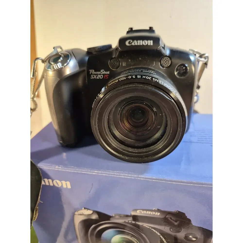 Canon PowerShot SX20 IS 12.1 MP Digital Camera Memory Card + Extras